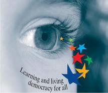 Un particolare del volto di un bambino con 8 stelle colorate e la scritta "Learning and living democracy for all"