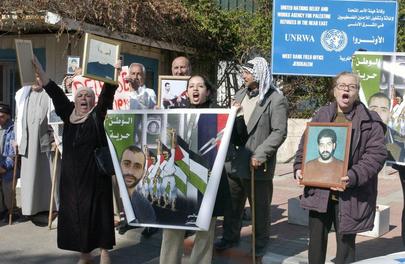 Manifestanti fuori dalla sede dell'UNRWA nella West Bank