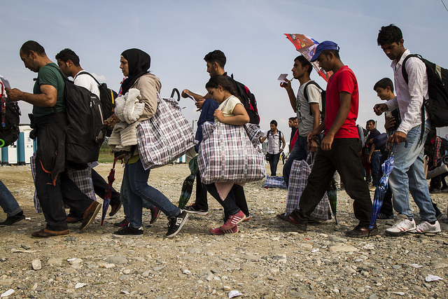 Rifugiati e migranti che attraversano la Macedonia. 