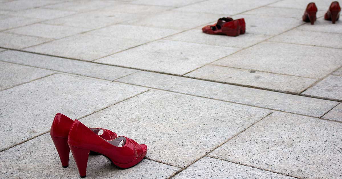 Scarpe rosse per la violenza sulle donne 