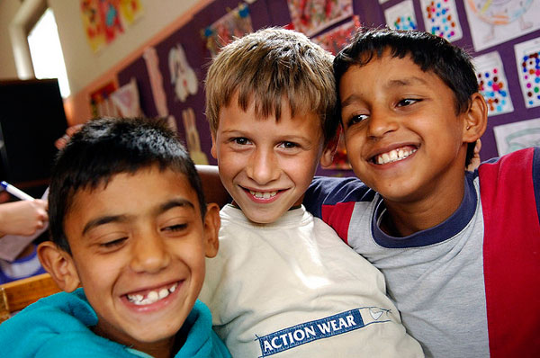 tre bambini Rom abbracciati, campagna "Dosta!", 2007