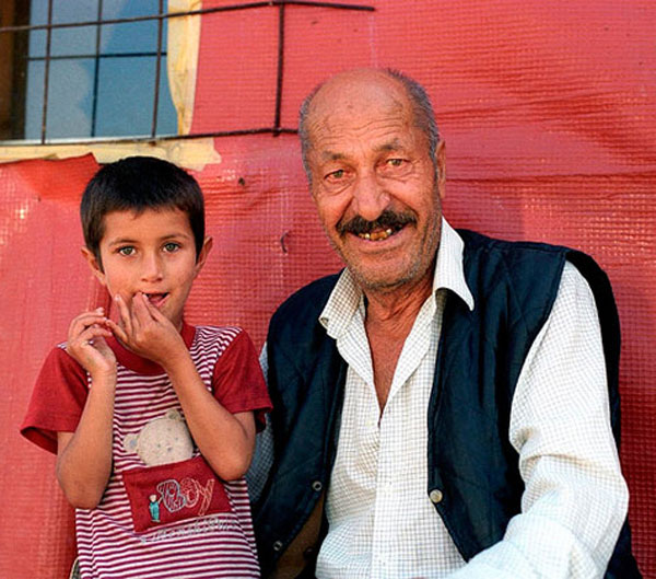 Foto di un bambino e di un anziano di etnia Rom. Campagna del Consiglio d'Europa "Dosta!"