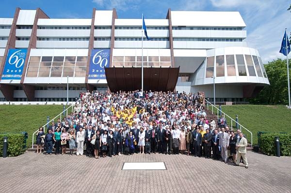 Foto di gruppo degli studenti partecipanti all'Università Estiva per la Democrazia. Alle spalle l'edificio del Consiglio d'Europa