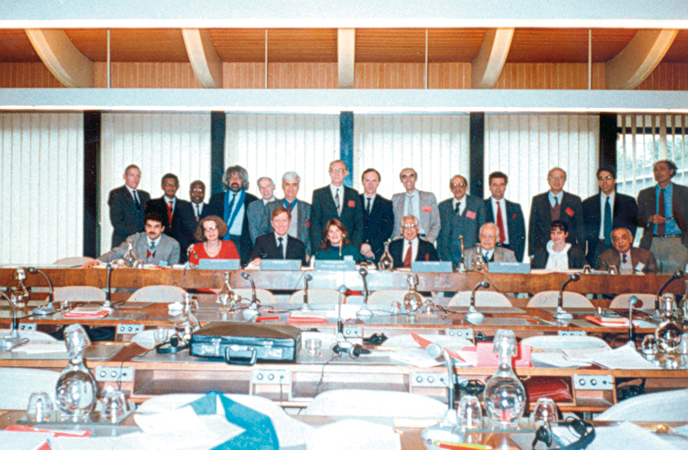 Foto della riunione del Gruppo di Esperti “sull’approfondimento della riflessione sul concetto di diritti dei popoli” tenutasi a Parigi nella sede dell'UNESCO, 27/30 novembre 1989.