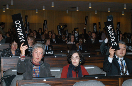 Le operazioni di voto per l'adozione della Convenzione per la salvaguardia del Patrimonio Culturale Intangibile nel 2003, nella sede dell'UNESCO.