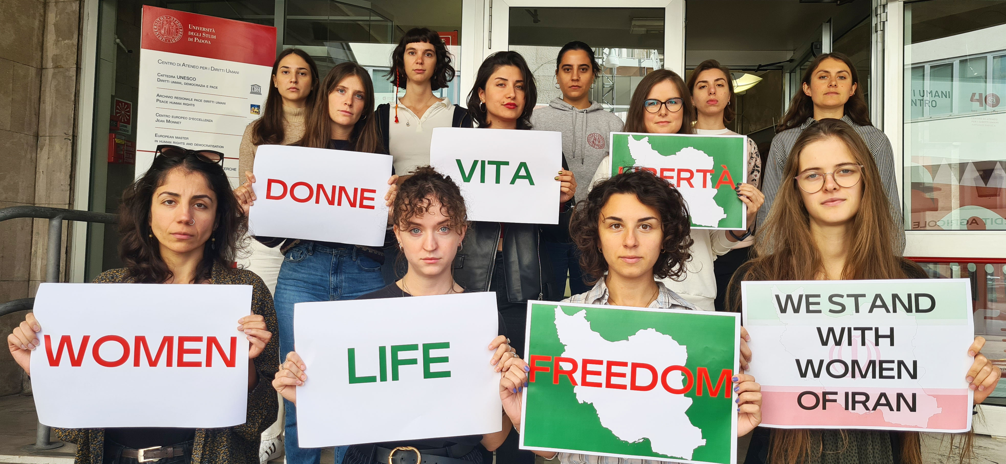Le studentesse del Corso di laurea in Human Rights and Multi-level Governance dell'Università di Padova in solidarietà con le donne e gli uomini iraniani che chiedono con coraggio libertà, rispetto della vita e dei diritti umani.

#vitadonnelibertà #Iran #MashaAmini #WomenLifeFreedom #IStandwithWomenofIran