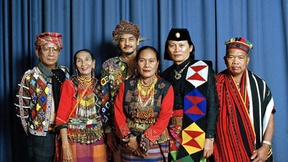 Gruppo di rappresentanti dei diversi popoli indigeni asiatici, in abiti tradizionali, in occasione dell'Anno Internazionale dei Popoli indigeni (1993).