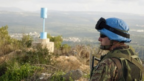 Peacekeeper dell'UNIFIL in tuta mimetica pattuglia la linea di confine tra Libano ed Israele.
