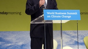 Il Segretario Generale delle Nazioni Unite Ban Ki-moon parla al microfono durante la conferenza "World Business Summit on Climate Change", Copenaghen, 2009.