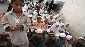 Bambini a scuola in un centro di educazione gratuito nella regione Asiatica. 