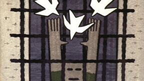Disegno di un uomo con le braccia alzate dietro le grate di una finestra, davanti alla quale volano tre colombe bianche. 