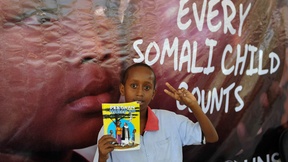 studente di Mogadiscio con in mano un libretto a fumetti sulla pace