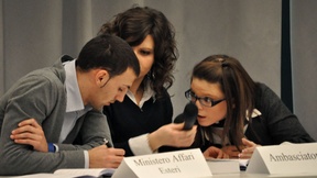 Studenti durante l'attività di Simulazione su come l'Italia attua i trattati internazionali sui diritti umani (Università di Padova, Teatro Ruzante, martedì 25 gennaio 2011)