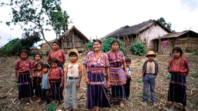 Famiglia Cakchiquel nel villaggio di Patzutzun in Guatemala (1993)