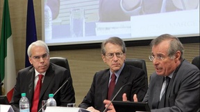 Da sinistra: Marco Mascia, Direttore del Centro diritti umani dell'Università di Padova, Giulio Terzi, Ministro degli affari esteri e il Senatore Pietro Marcenaro, Presidente della Commissione straordinaria per i diritti umani del Senato.
