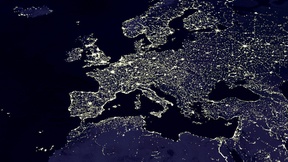 Immagine satellitare dell'Europa di notte. La luce delle maggiori aree metropolitane è chiaramente visibile. 