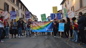50 studenti e volontari in servizio civile dell’Università di Padova portano 28 cartelli con la scritta “Diritto umano alla pace” in 28 lingue diverse, alla Marcia per la Pace Perugia-Assisi 2014.