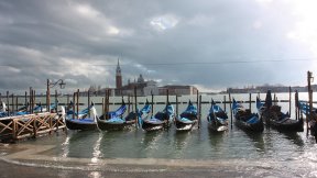 Venezia Acqua Alta: Le gondole e l'isola di San Giorgio