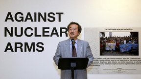 Kiyotaka Akasaka, Sotto Segretario Generale per la Comunicazione e l’Informazione Pubblica, parla all'inaugurazione della mostra "Against Nuclear Arms"