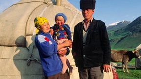 Una famiglia Kirghiz di fronto alla loro yurta nella valle Tchonkymyn
