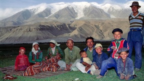 Una famiglia Kirghiz ai piedi delle montagne Kongur in Xinjiang in Cina. 