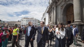 Il Segretario Generale Ban Ki-moon (al centro) visita il centro storico di Quito, in Ecuador, durante il suo viaggio per partecipare all'apertura della Conference on Housing and Sustainable Urban Development (Habitat III) il 17 Ottobre.