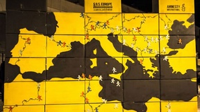 Un muro giallo che rappresenta flussi di migranti verso l'Europa, costruito da Amnesty in Piazza del Ferrarese a Bari per la campagna SOS Europe. 