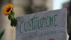 Un manifesto riporta il testo dell'articolo 1 della Costituzione italiana