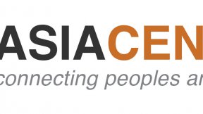 Logo dell'Asia Centre in nero e arancione, con la scrittura sotto "connecting peoples and regions"
