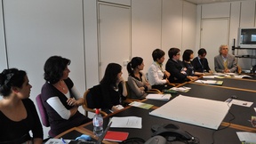 Alcuni studenti della Laurea magistrale in diritti umani dell'Università di Padova, durante una riunione presso l'UNDP (Ginevra), incontrano i responsabili dell'iniziativa ART all'interno del Programma di Sviluppo delle Nazioni Unite (UNDP). All'estrema destra il coordinatore dell'iniziativa, Giovanni Camilleri.