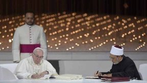 Papa Francesco e il Grande Imam di Al-Azhar, Ahmad Al-tayyeb firmano il documento sulla Fratellanza umana per la pace mondiale e la convivenza comune, 4 febbraio 2019