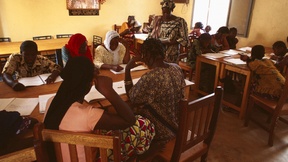 Corsi di alfabetizzazione forniti da SOLI AM ( Solidarité des aides ménagères). Berthe Bagayoko, formatrice, insegna a scrivere e a leggere a giovani donne del suo distretto - Djicoroni- Para. 