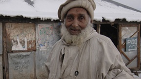 Primo piano di uomo anziano durante un'emergenza freddo, 2012