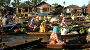 Commercio della frutta al mercato sul fiume, Indonesia