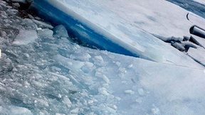 Ghiaccio artico visto dalla nave della guardia costiera norvegese KV Svalbard, durante la visita del Segretario generale Ban Ki-Moon ai confini del ghiaccio polare per rendersi conto direttamente degli effetti del cambiamento climatico sugli iceberg e i ghiacciai