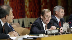 Vaclav Havel (al centro) comments la situazione nella Corea del Nord presso la sede delle Nazioni Unite, 16 novembre 2006