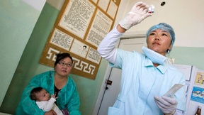 Una madre con il suo bambino in un ospedale nella provincia di Khovd, Mongolia, gestito da personale delle Nazione Unite, 2009