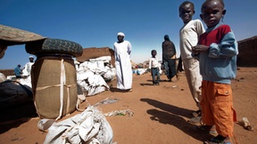 Un gruppo di bambini sudanesi attende al checkpoint di Malha, in Nord Darfur, di entrare nella città. 