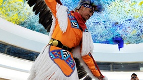 I danzatori Apache Uccello Giallo aprono con una loro performance in costume tradizionale la quarta sessione del Meccanismo di esperti sui diritti dei popoli indigeni. 