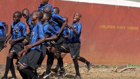 Bambini ugandesi che giocano a calcio con la Maglia dell'Inter. 