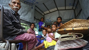 Un gruppo di sfollati interni provenienti da Timor est viene trasferito da Jardim Bordia nel distretto di Ermera dall'Organizzazione internazionale per le migrazioni, che ha fornito il veicolo presente nella fotografia, 2007