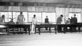 Il delegato delle Nazioni Unite William K. Harrison, Jr. (seduto a sinistra) e il delegato dell'Esercito Popolare Coreano e dei Volontari del Popolo Cinese Gen. Nam Il (seduto a destra) firmano l'accordo di armistizio della guerra di Corea a Panmunjeom, Corea, il 27 luglio 1953.