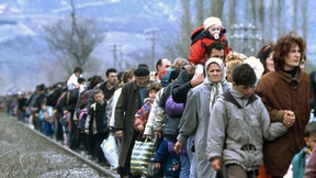Un gruppo di rifugiati kossovari in fuga dal loro Paese, 1999