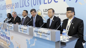Il Segretario Generale Ban Ki-Moon (il secondo da destra) all'apertura del Forum della Società Civile alla Quarta conferenza delle Nazioni Unite sui paesi in via di sviluppo