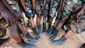 I membri del contingente ruandese dell'Unione Africana-Nazioni Unite si fanno fotografare per sostenere la campagna "Lend your Leg"
