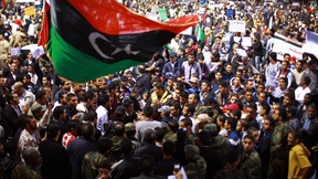 Una folla di manifestanti protesta contro la situazione di illegalità presente nel paese e chiede l'istituzione di un esercito nazionale