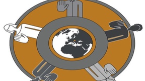 Logo con un mondo al centro e 5 uomini intorno.