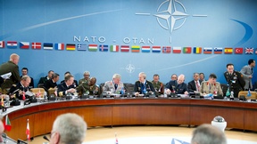 I membri del Comitato Militare della NATO riuniti al tavolo conferenza