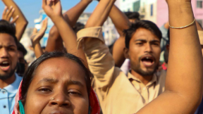 I lavoratori dell'industria tessile protestano per chiedere un
aumento del salario minimo a Dhaka, in Bangladesh
31 ottobre 2023.
Foto di Kazi Salahuddin Razu/NurPhoto tramite Getty Images.
