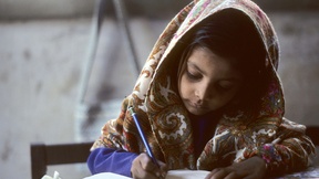 Ritratto di una scolara pachistana. Una bambina fa i suoi compiti, Karachi, Pakistan.